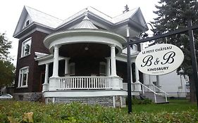 Le Petit Chateau Montebello B&B